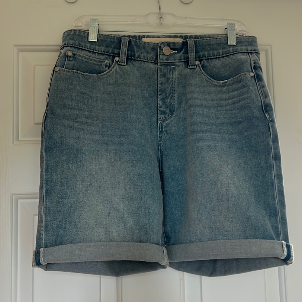 Light wash Jean pull on shorts